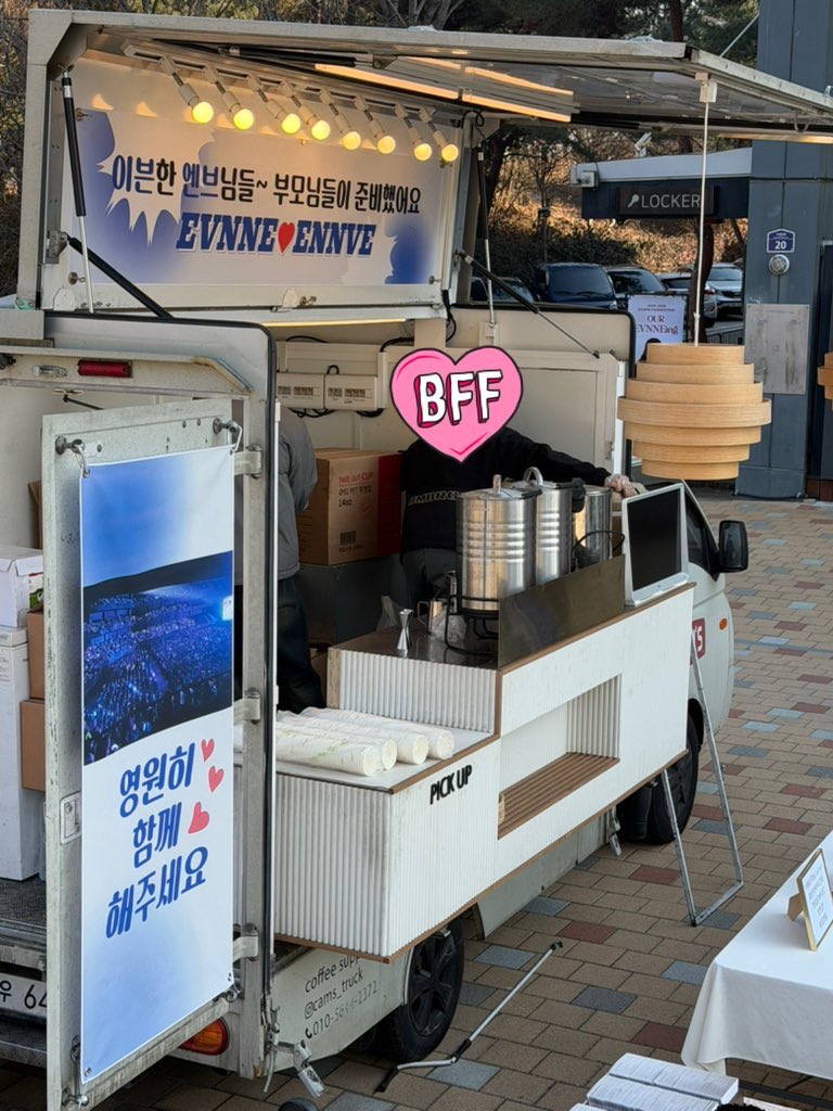 beenblue_'s tweet image. evnne’s parents prepared a coffee truck for ennves 🥹🥹🥹 #이븐 #EVNNE