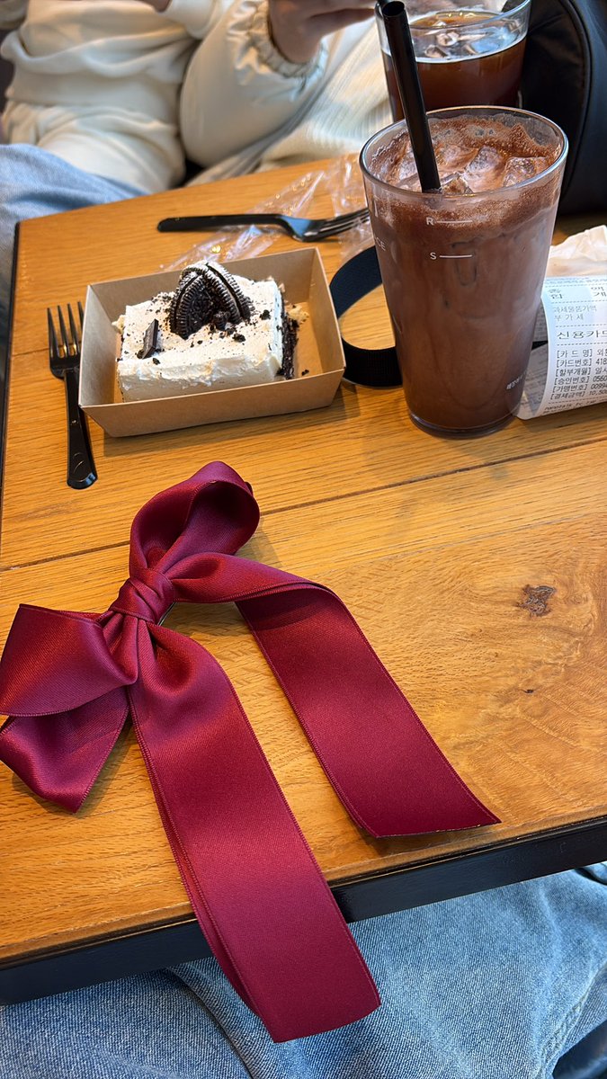 sweet_9256's tweet photo. 스트로베리초코(?) 생각보댜 맛있음!
투썸 벌꺼 사람 많아버리긔,, https://t.co/GXVNV4YNKG