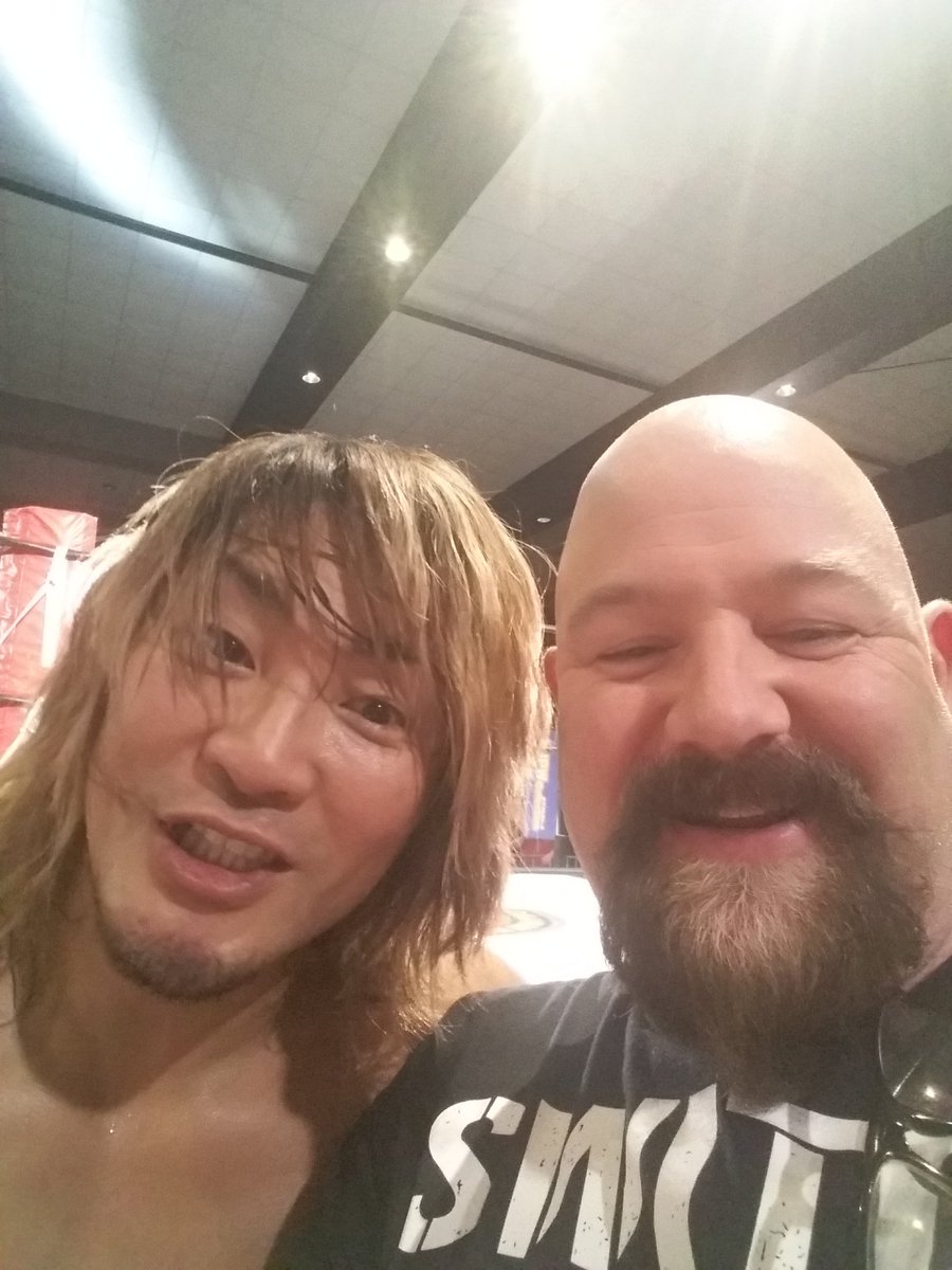 ZeusKingDARK's tweet photo. Thank you, Tanahashi, it was an honor to see you in person. #njwk20 #GoAce @tanahashi1_100 #ForeverAce https://t.co/2VlHVxQrPl