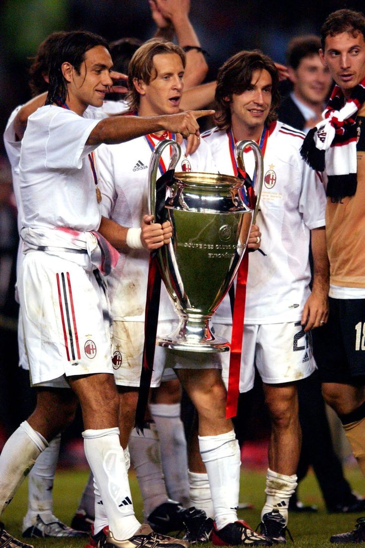 MilanUpdate's tweet photo. Nesta Kenang Kepindahan ke Milan: Awalnya Traumatis, Bahagia berkat Gattuso dan Pirlo
​
Legenda tim nasional Italia, Alessandro Nesta, mengenang kembali momen kepindahannya yang penuh emosi ke AC Milan. Nesta mengakui bahwa meninggalkan Lazio menuju Milan adalah pengalaman yang awalnya menyakitkan, meski akhirnya menjadi keputusan terbaik dalam kariernya.

​Berbicara dalam program Legends Road di DAZN, mantan bek tangguh yang kini berprofesi sebagai pelatih itu mengungkapkan betapa sulitnya proses adaptasi di awal kedatangannya ke San Siro.
​"Kepindahan ke Milan itu traumatis. Kemudian itu menjadi keberuntungan dalam hidup saya, karena Milan membawa saya ke level yang lebih tinggi, tetapi awalnya saya merasa buruk," ujar Nesta dikutip dari https://t.co/2xjhYcuqvM, Minggu (4/1/2026).

​Nesta menjelaskan bahwa keterikatan emosionalnya dengan kota Roma membuatnya berat hati untuk pergi. Namun, suasana ruang ganti Rossoneri yang hangat, terutama berkat kehadiran rekan-rekan setim yang spesial, membantunya bangkit dan menikmati sepak bola kembali.

​"Saya tidak bisa melepaskan diri dari Roma. Untungnya, saya memiliki rekan setim yang istimewa. Saya bersenang-senang setiap hari saat pergi ke lapangan," kenang Nesta.

​Ia secara khusus menyebut nama Gennaro "Rinone" Gattuso dan Andrea Pirlo, serta para pemain Brasil, sebagai sosok yang membuat hari-harinya di Milan penuh tawa.

​"Entah karena ada Gattuso yang membuat Anda tertawa, atau Pirlo, atau para pemain Brasil... Saya menikmati setiap hari saya di sana," tambahnya.

​Komentar tentang Allegri dan Fabregas

​Dalam kesempatan yang sama, Nesta juga memberikan pandangannya mengenai pelatih AC Milan saat ini, Massimiliano Allegri, dan pelatih Como, Cesc Fabregas. Menurut Nesta, dalam sepak bola, kemenangan adalah tolok ukur utama.

​"Ada banyak jenis sepak bola dan siapa yang menang itulah yang benar, terlepas dari suka atau tidak suka. Pelatih (Allegri) telah memenangkan banyak gelar," tutur Nesta.

​Ia juga menceritakan anekdot menarik saat berdiskusi dengan Fabregas usai hasil imbang 1-1 melawan Monza musim lalu. Saat itu, Fabregas mengomentari gaya main tim Italia yang menerapkan penjagaan man-to-man.

​"Dia (Fabregas) datang kepada saya dan berkata: 'Oh, tapi di Italia kalian main man-to-man'. Saya jawab: 'Bertahun-tahun lalu kalian bilang kami main catenaccio dan itu tidak bagus, sekarang (main terbuka) juga tidak bagus. Beri tahu kami apa yang harus dilakukan, kirim faks biar kami tahu'," gurau Nesta menutup pembicaraan.