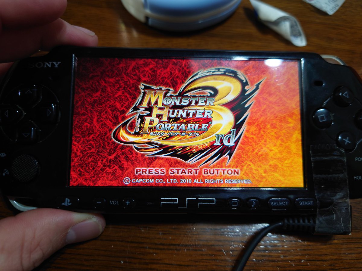 昨日、友人と兵庫の方までHARDOFF巡りしてPSP3000のジャンク品1100円