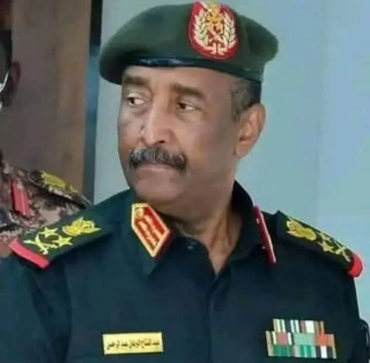 amin_giha's tweet image. الفنزويليين اذكى من السودانيين بدل مانضحي ب ٣٦ ضابط من الحرس الرئاسي و كل طيارات السوخوي و الميج و يموت مليون مستنفر و ٥٠٠ الف جندي و نخسر البنية التحتية و المستشفيات و الشعب يتشرد قالوا اخير نديهم واحد يضحي لاجل الشعب و في النهاية سنجعله بطل قومي و ندخله بطولاته في منهج المدرسة…