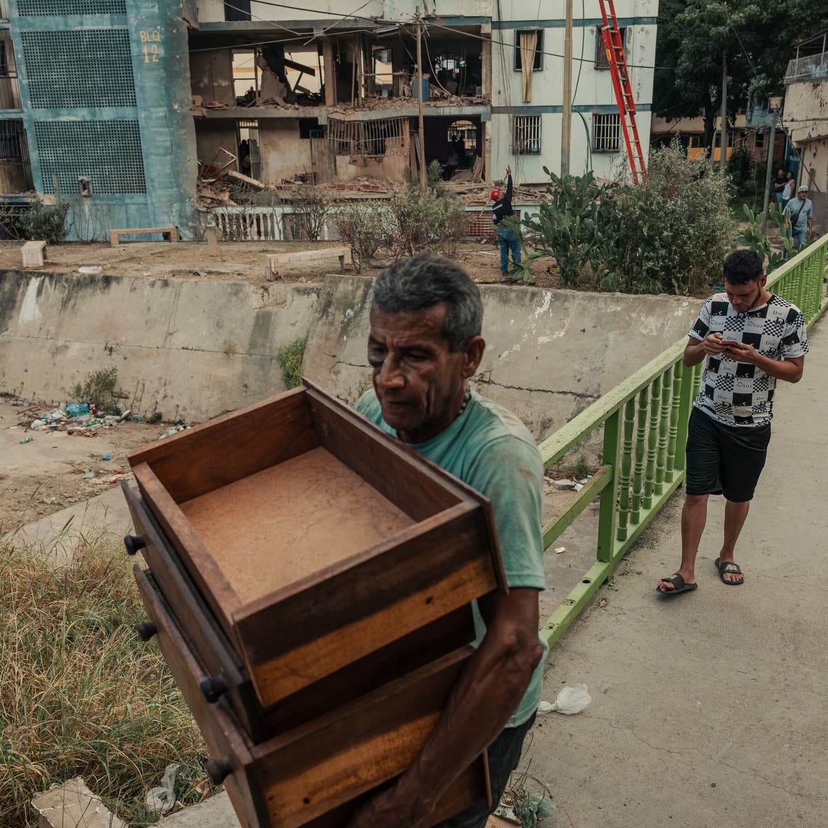 O que está sendo pouco falado sobre o sequestro do Presidente Nicolas Maduro são as 40 vítimas fatais que o exército de Trump causou. 

Uma delas é Rosa González, uma senhora de 80 anos, que foi morta enquanto dormia e que teve a casa quase completamente destruída.

 Wilman