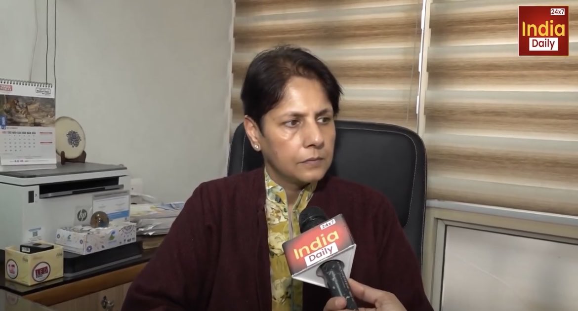 aiims_newdelhi's tweet image. दिल्ली में बढ़ते प्रदूषण के बीच, एम्स की प्रो. डॉ. रीमा दादा ने स्वास्थ्य सुरक्षा के लिए योग और प्राणायाम पर बल दिया है। योग फेफड़ों की क्षमता बढ़ाने और इम्यूनिटी मजबूत करने में सहायक है। 🧘‍♂️🛡️

#YogaForHealth #PollutionProtection
facebook.com/reel/865064809…
#AIIMS #Yoga