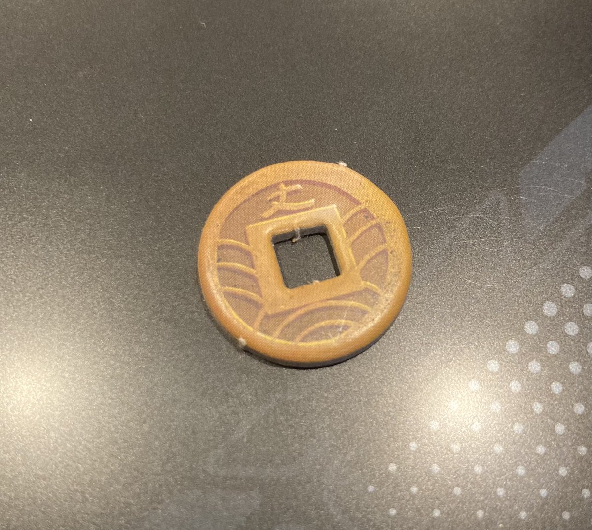 今日のクイズです！ このコインは何のゲームのコインでしょう？ （訳：大掃除で出てきたし見覚えもあるけど何のコインか分かりません！