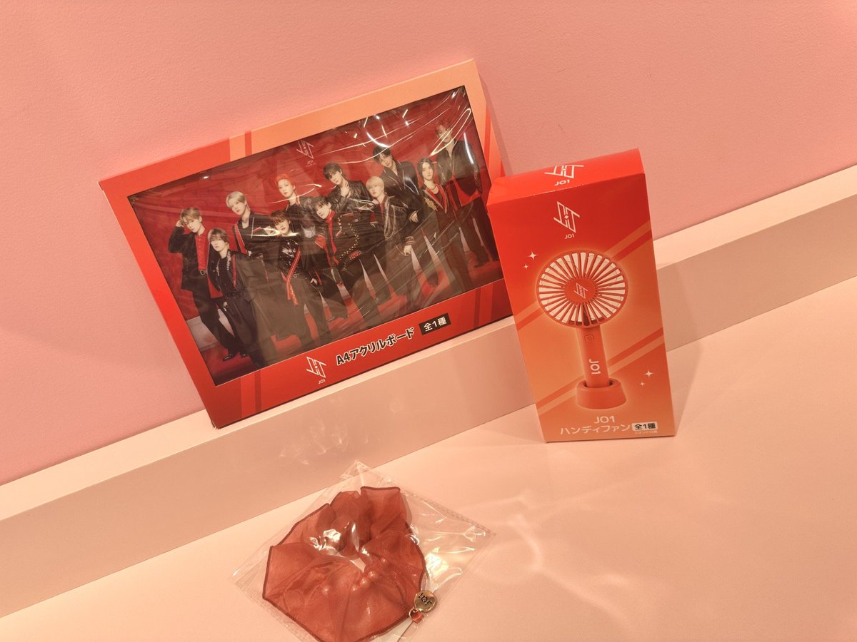 景品情報】 1/9(金)より登場！ ・A4アクリルボード ・ハンディファン