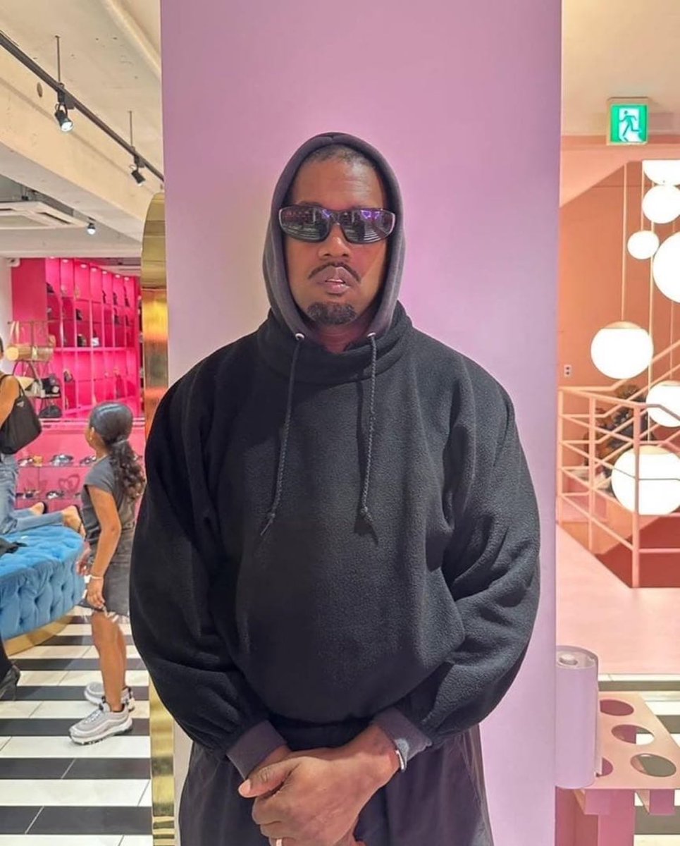 同じ服着てるはずなのにな〜💦 Yeはカッコ良すぎる🙌🏻 ちなみに 中に