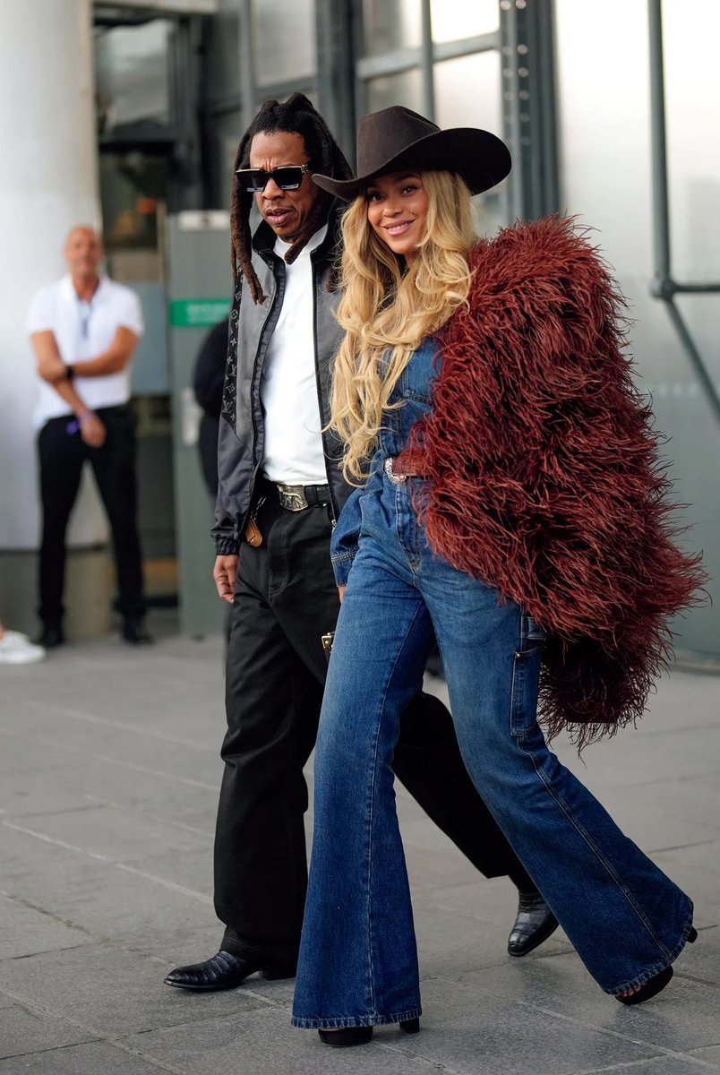 voguejp's tweet image. 最新のエコファーをフィーチャー。「欲しい！」が詰まった11種類のアイテムから今シーズンのお気に入りをチョイス。
voguejapan.visitlink.me/jUom8_