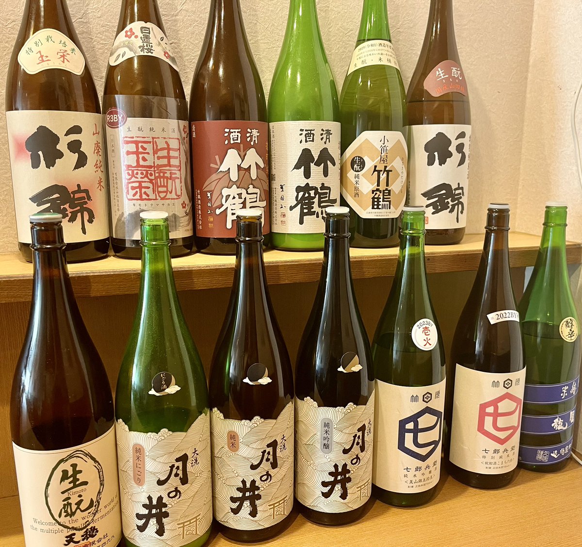 新年明けましておめでとう御座います🎍

今月の予定です。
本日4日は通常営業。
明日、明後日は定休日となります。
お間違えのないよう宜しくお願い致します🙇‍♀️

そして３日間限定メニューは14(水)〜16(金)であの懐かしの『ヒレカツ煮丼』です。

今年も皆さまにとって、よい一年になりますように😊