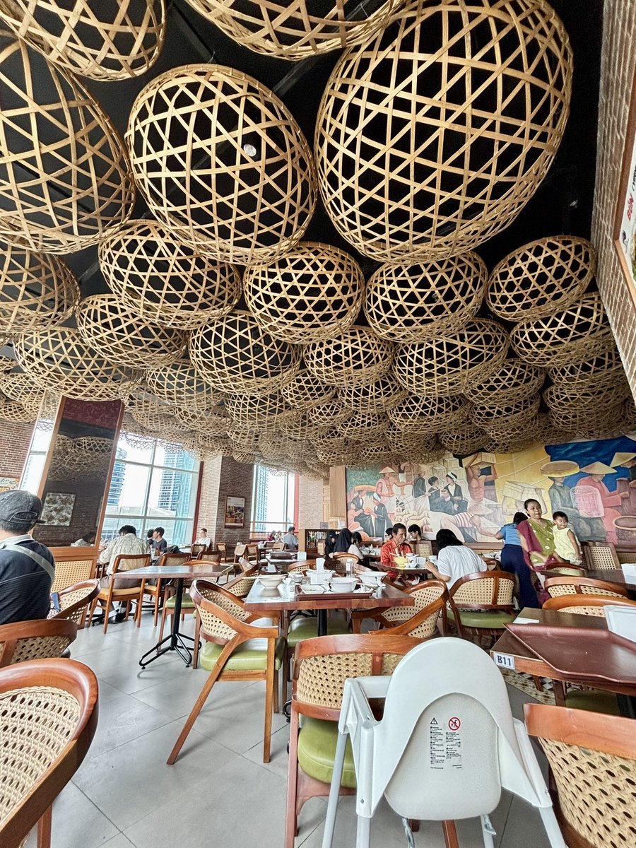 Pho Ba Ba di Pasific Place.
Ini beneran enak banget nget ngett…..
Kuahnya gurih tp light… sayurannya free refill. Rasa cambahnya manis gt rasanya.
Must try sambel hijaunya… rasanya manis gurih pas bgt dimakan sama gorengan2annya >.<