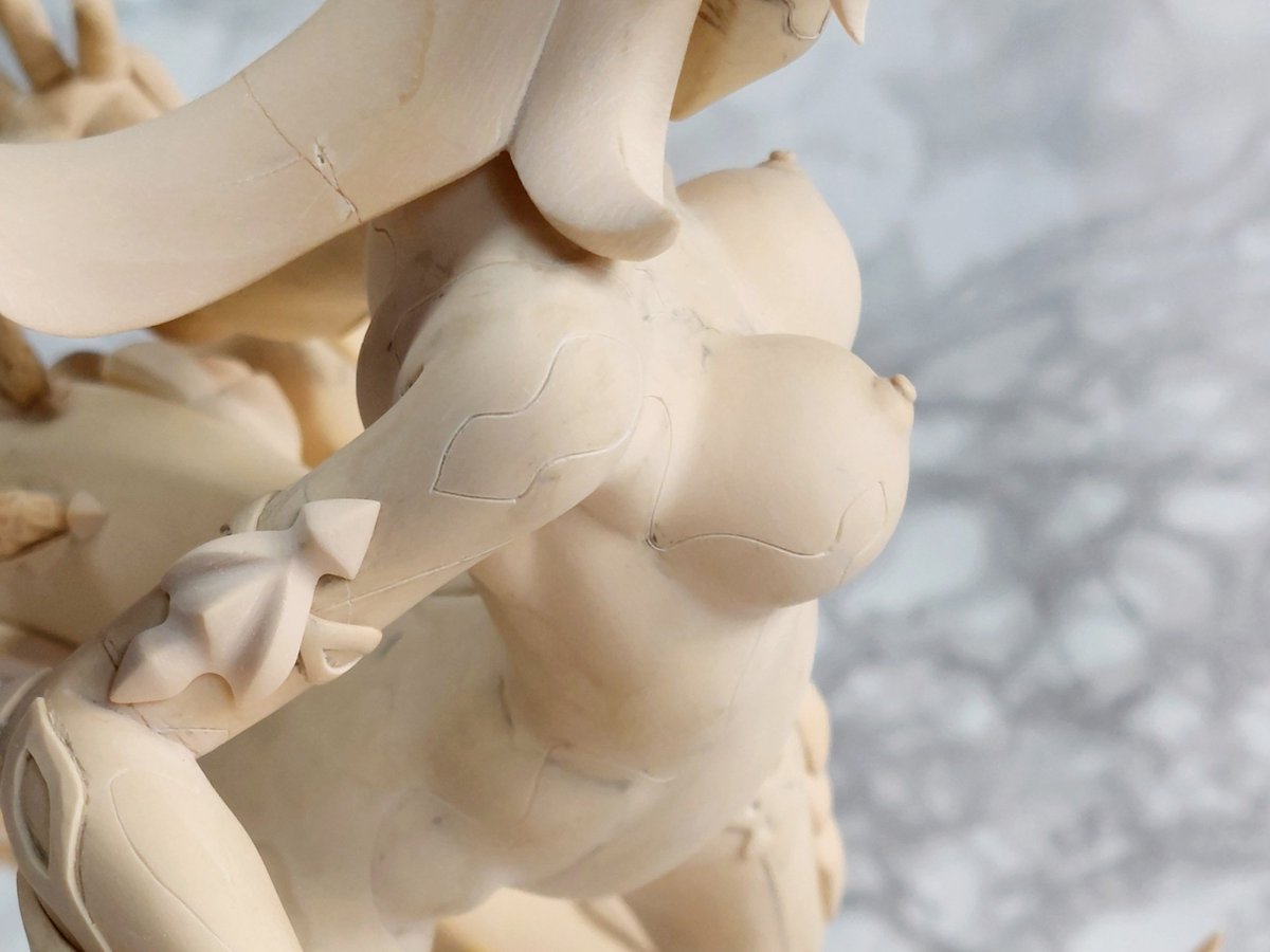 今年もマイペースなフィギュア作りをしていくのでよろしくお願いします😊

まずはオッパイに命を吹き込む重要な作業を終らせました😚💕
良い年になりますように～🎶