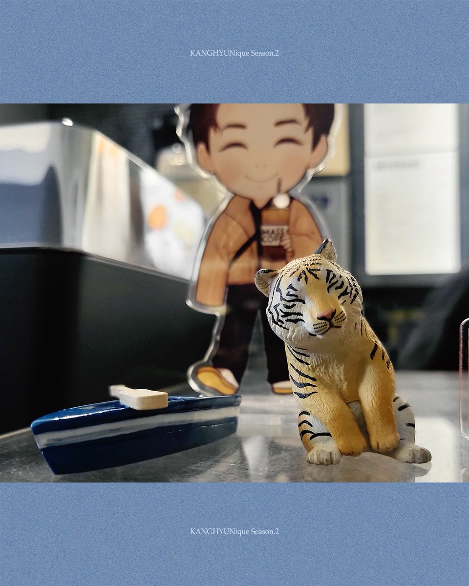 / 𝐆𝐫𝐞𝐞𝐭𝐢𝐧𝐠 /

✧ 1월 4일 일요일
✧ 𝟏𝟑:𝟎𝟎~𝟏𝟖:𝟏𝟎

✦ 음료 1개 구매 시, 특전 1개 증정
✦ '엽서세트&amp;스티커'로 기본 특전이 변경되었습니다
✦ 전시된 사진과 소품은 눈으로만 봐주세요

#KANGHYUNique1227 #메리강현데이 
#Voyage_with_KANGHYUN #박강현