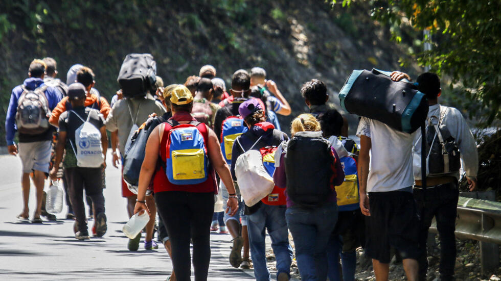 romassoud's tweet photo. Desde Chile, no somos espectadores neutrales.
La crisis venezolana nos tocó de cerca:
recibimos a miles de personas honestas que escapaban de un régimen opresivo,
pero también sufrimos la llegada de delincuentes que profundizaron nuestros propios problemas de seguridad. https://t.co/FQpdIA8Uk7