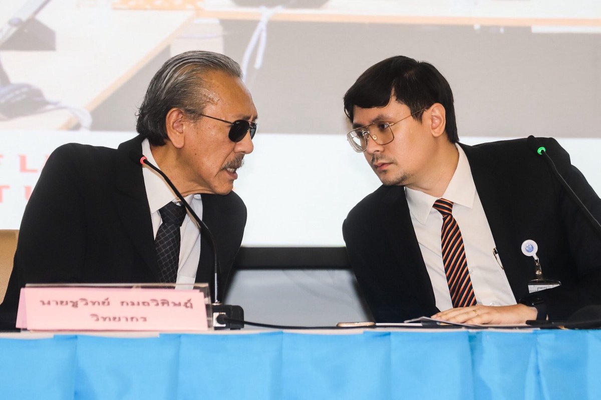 RangsimanRome's tweet image. ถึงพี่ชูวิทย์
.
ก่อนอื่น ผมขอขอบคุณพี่มากครับ ที่สนับสนุนพวกเรามาโดยตลอด ผมเข้าใจในความหวังดีและความคาดหวังที่พี่มีต่อพวกเรา
.
จริงๆ แล้วเราสองคนรู้จักกันมานาน ย้อนกลับไปตั้งแต่สมัยที่พี่ยังเป็นนักข่าวของไทยรัฐ การที่พี่เขียนถึงผมในครั้งนี้ ผมจึงรู้สึกขอบพระคุณอย่างมาก…