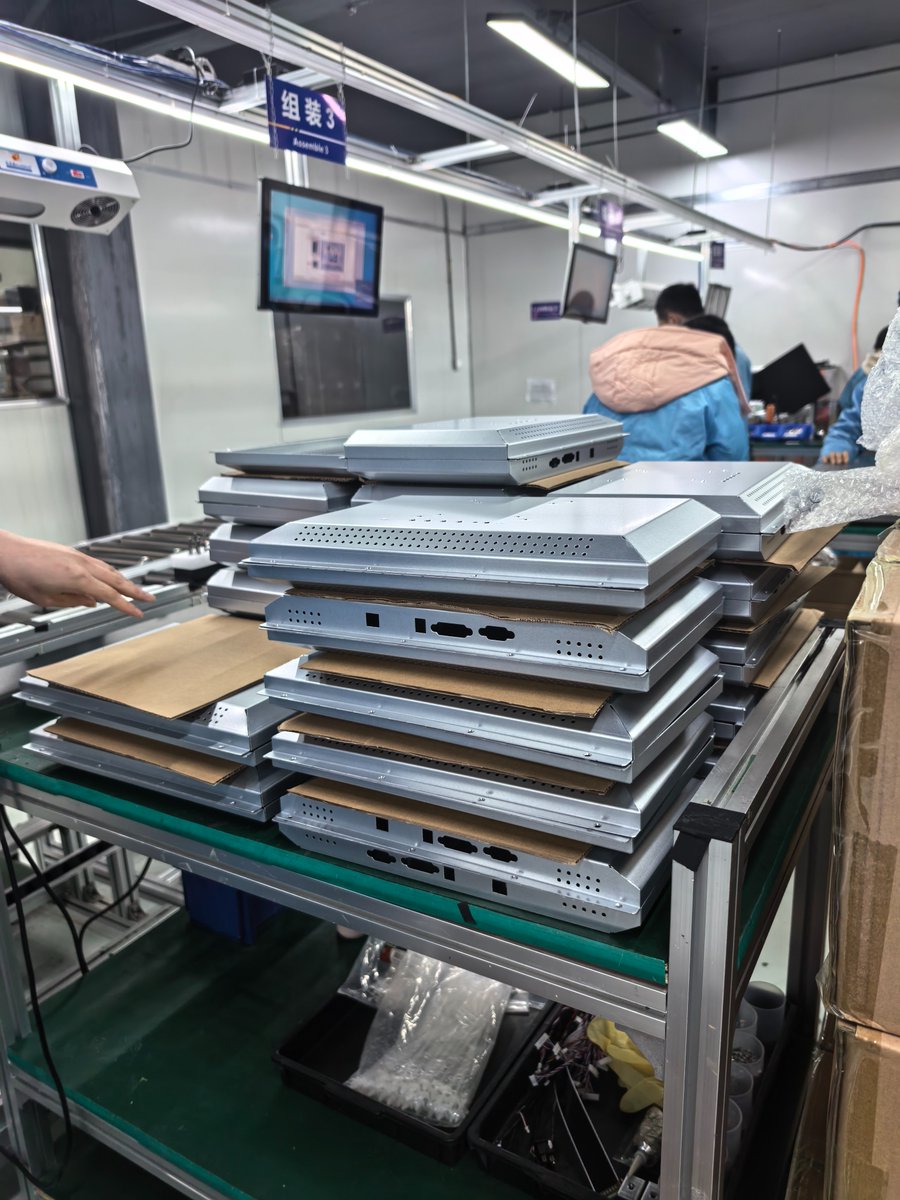 #FactoryDaily After three enjoyable days off, our production lines are bustling with activity on the first working day of 2026, striving to achieve even better results in the new year.
#TouchDisplay #KioskTerminal #OutdoorDisplay #IndustrialDisplay #RetailTerminal #DigitalSignage