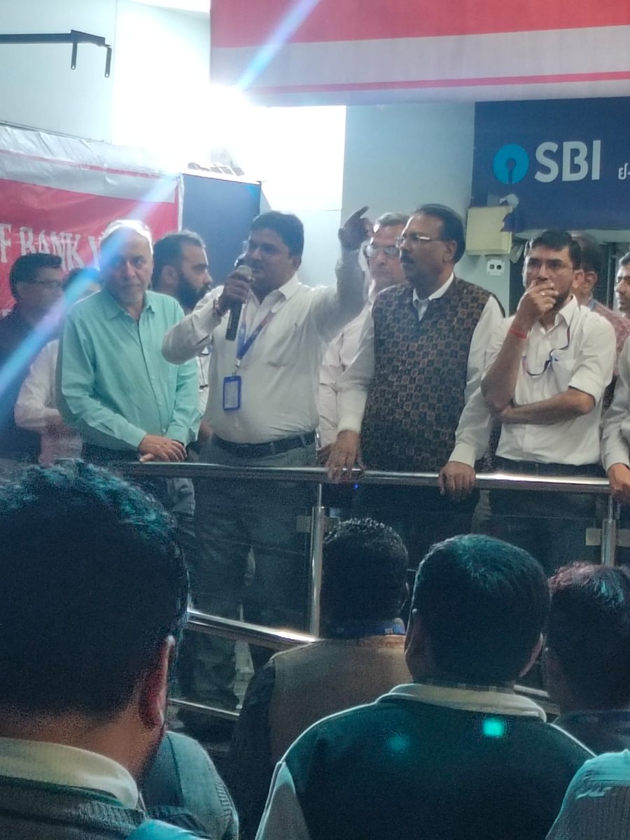 niteshparmar83's tweet photo. #5DayBankingNow https://t.co/b9CmE5Ge7X