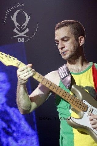 Un 4 de Enero, pero del año 2011 en su ciudad natal, daba paso a la inmortalidad, uno de los mejores guitarristas de nuestra cultura, aquel que con su zurda arranco a cada guitarra melodías que quedaban el alma, las cuales lo volvieron inmortal. Ya son 15 años sin Tavo Kupinski.