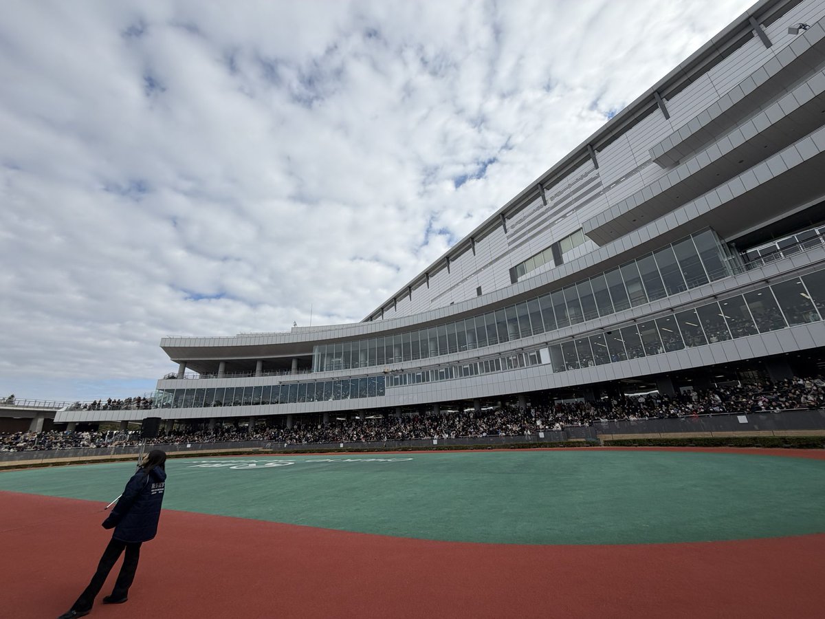 osawahiroki's tweet photo. 今日、中京競馬場は競馬開催日ではないんですよ。

すごい人出でした。高杉真宙さんの人気を実感しました。 https://t.co/mKpklDXr2Y
