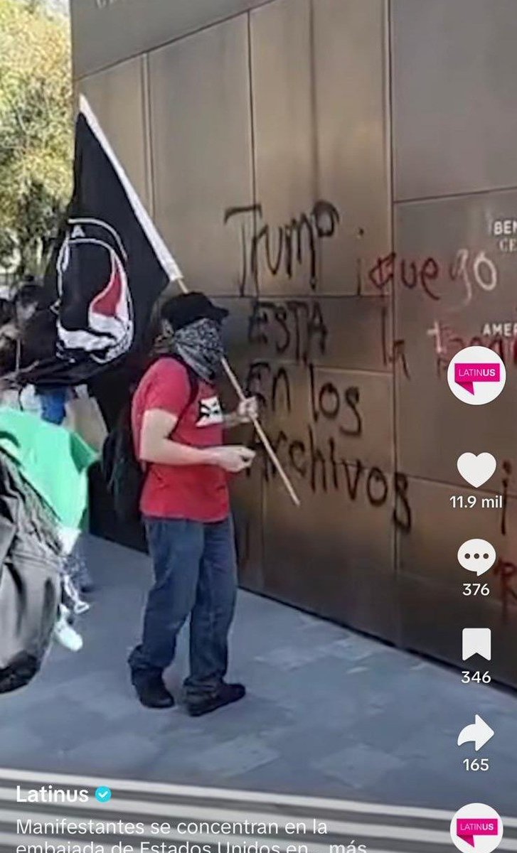 jorgegogdl's tweet image. El ataque a la embajada de USA con piedras fue hecho por un tal Christian Marcel Rebolledo Gutierrez. Un tipo financiado por el régimen de Maduro que tiene orden de aprehensión en Nueva Zelanda por vandalismo y fotos con John Ackerman.