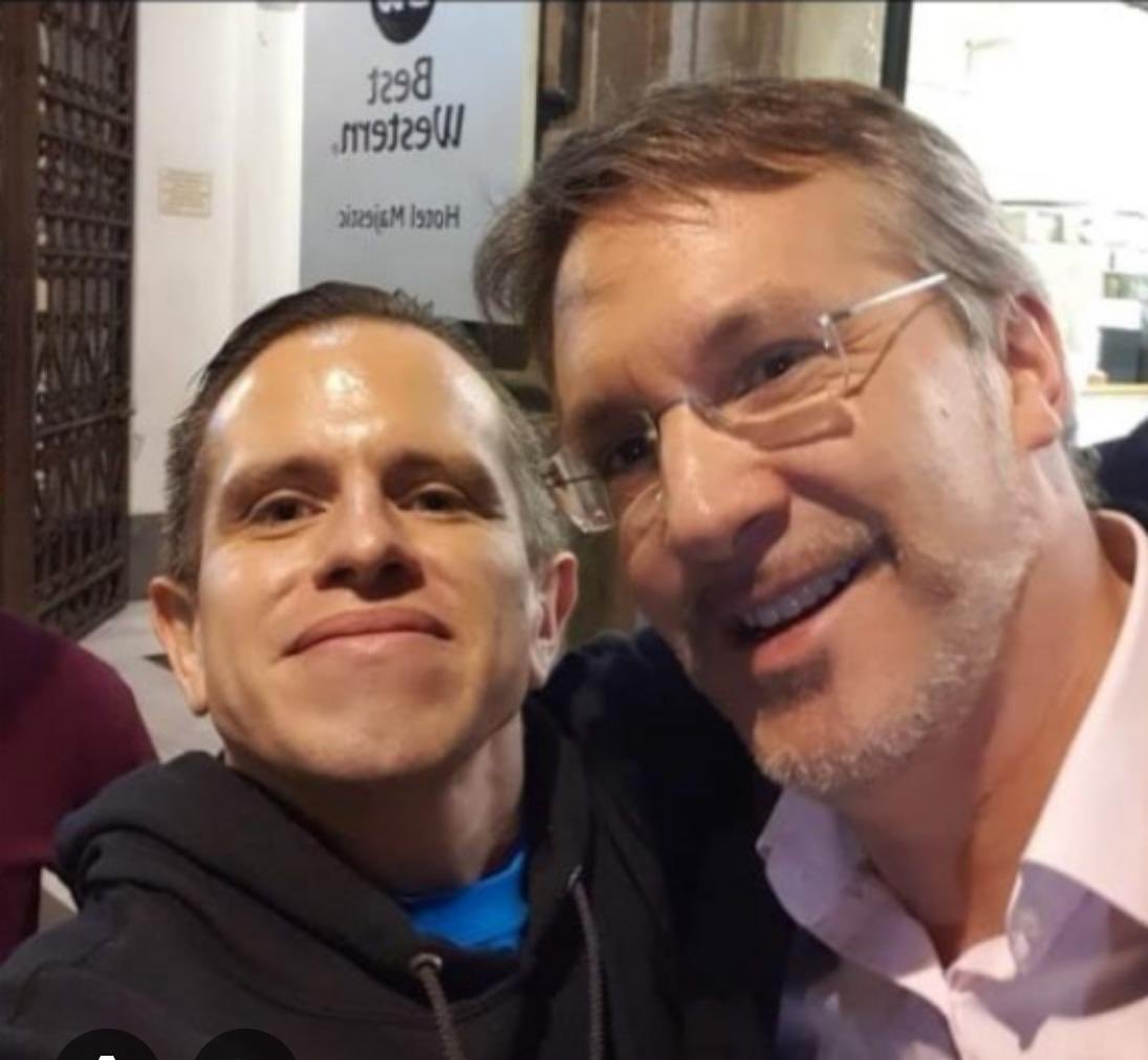 jorgegogdl's tweet image. El ataque a la embajada de USA con piedras fue hecho por un tal Christian Marcel Rebolledo Gutierrez. Un tipo financiado por el régimen de Maduro que tiene orden de aprehensión en Nueva Zelanda por vandalismo y fotos con John Ackerman.