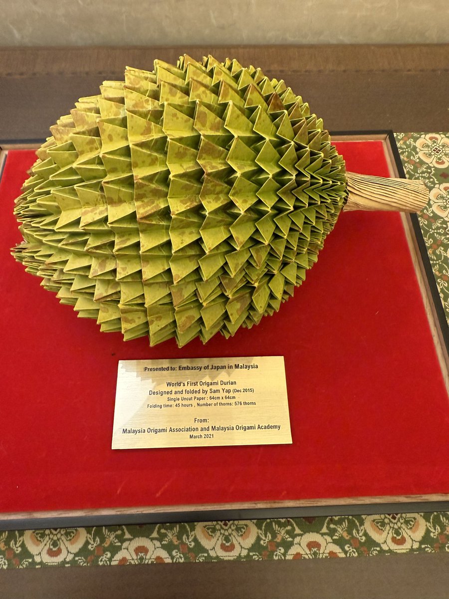 折り紙のドリアン。64cm四方の紙を45時間かけて、576回折って作られました。美味しそう。
