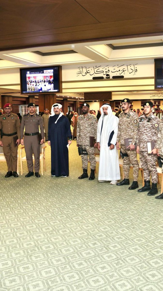 امير منطقة عسير  يكرم الشاب / عبدالاله بن مرعي بن صالح
بمقر امارة منطقة عسير 
لمساعدته بفضل الله في انقاذ احد الاشخاص من موت محقق