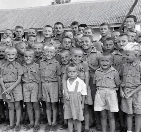 Me gustaría empezar el día de hoy con esta historia .... Creo yo....muy poco conocida

Cuando 740 niños fueron condenados al mar y el mundo respondió “no”, un hombre respondió “sí”.

Corría el año 1942.

En el mar Arábigo, un barco vagaba como un ataúd flotante.

A bordo iban 740