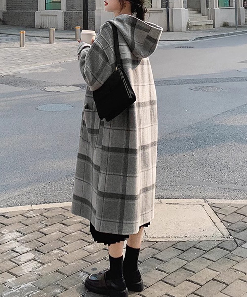 チェック柄とトグルボタンが印象的な、フード付きロングコート

落ち着いた上品な雰囲気で、カジュアルにも大人っぽくも着こなせるデザイン。
＃レディース ＃ロングコート #おしゃれ 
＃レディースファッション 

thebase.com/to_app?s=shop&…