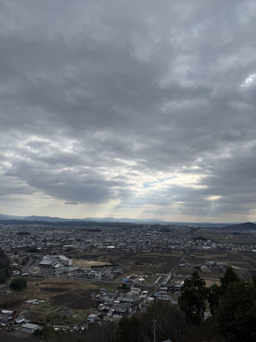 Tarobogu's tweet photo. 1/4 12:40
太郎坊宮周辺は曇りです。
雪や凍結はありません。
駐車場は少し混雑しています。
おまもりづくりはすぐにご案内可能です。 https://t.co/8tKGbcV9pr