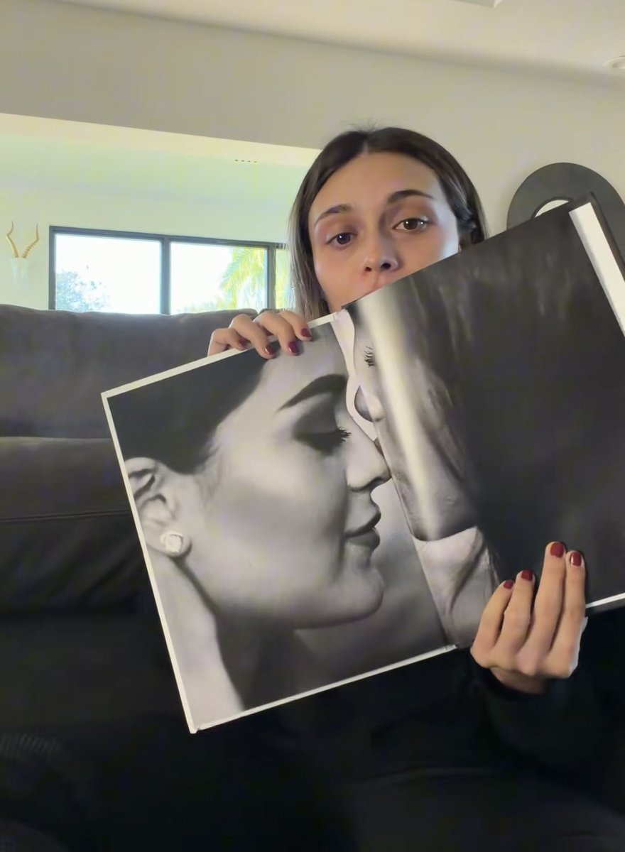 El primero se lo dió Calle a Poché cuando eran mejores amigas. El segundo se lo dió Poché a Calle teniendo 10 años d e relación.

No soy fuerte, obvio no 😭