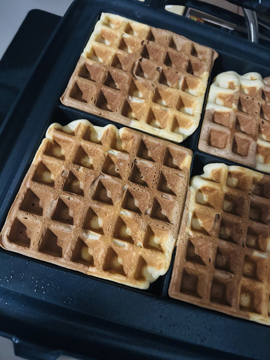 My favorite gluten-free waffle recipe got a little upgrade today — I mixed cocoa into half of the batter, and now I have half-chocolate waffles 😋 A Saturday evening, a couple of free hours, fragrant cardamom tea, and maybe a cozy movie 🎥💫