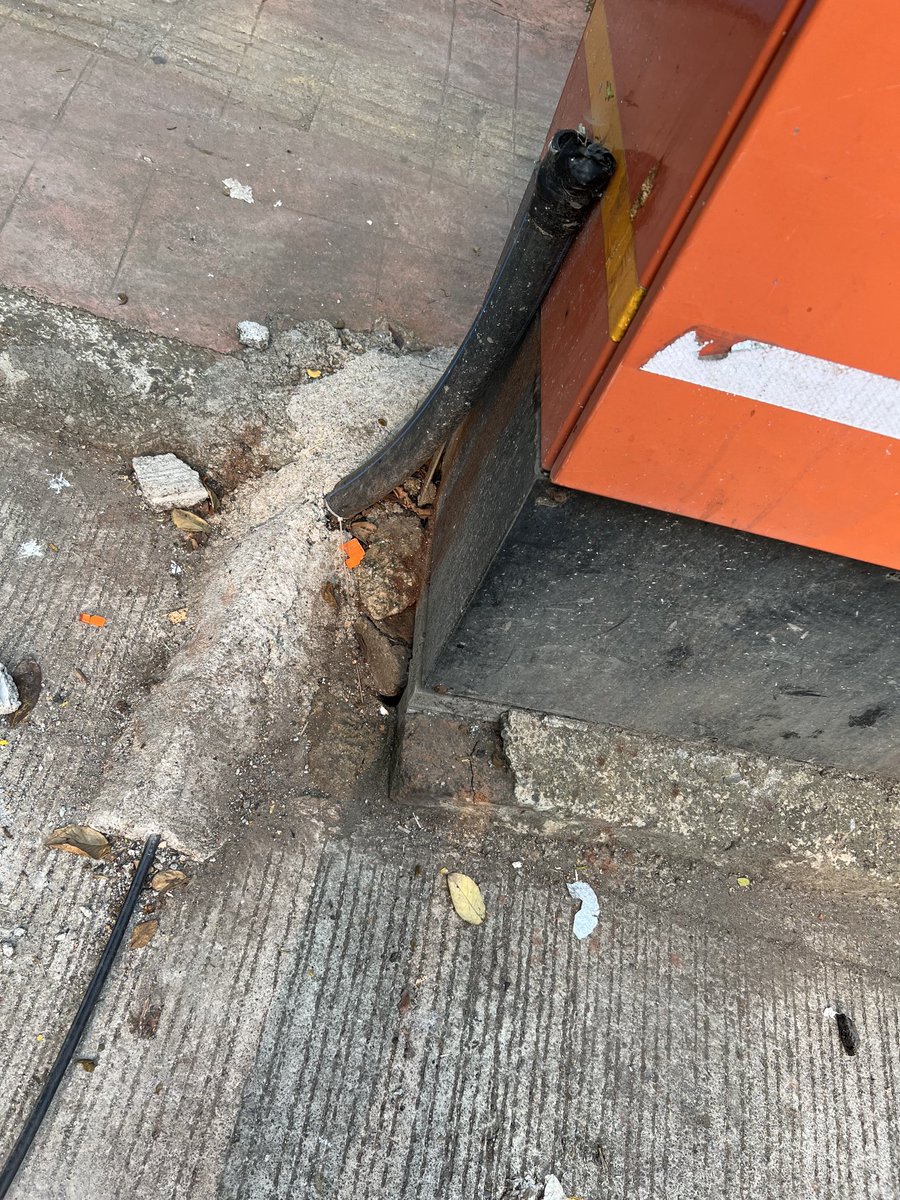 nigelcjdavis's tweet photo. ⁦@mybmcWardHW⁩ ⁦@mybmc⁩ ⁦@mybmcInfra⁩ please do something and get this wire/cable removed from the middle of the road. People trip on it. Junction of St Andrew road/convent road/dmonte par rd. next to candies. ⁦@ShelarAshish⁩ https://t.co/f2BQQxFdP4