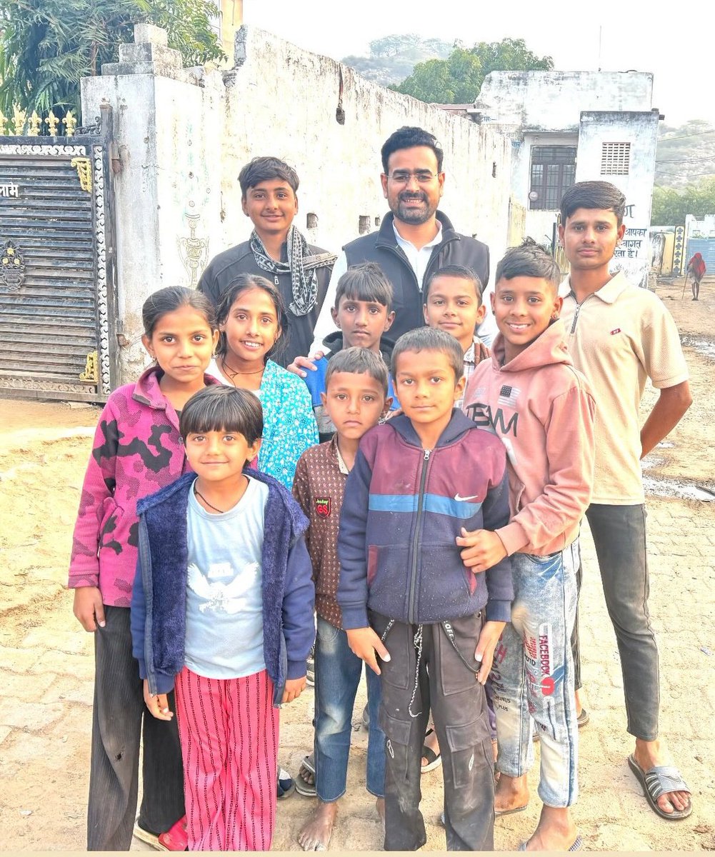 नन्हे चेहरों की मुस्कान गवाही दे रही है,
परबतसर का भविष्य सही हाथों में है।
<a href="/RamniwasGawriya/">Ramniwas Gawriya</a>
#Parbatsar