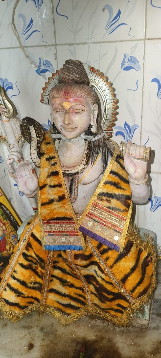 AnoopJa01713954's tweet photo. मंदिर में शिव और राधा-कृष्णा प्रतिमा क्षतिग्रस्त, आक्रोश
अराजकतत्वों ने मंदिर में स्थापित भगवान शिव और राधा-कृष्ण की प्रतिमा को तोड़कर किया खंडित 
भगवान शिव को अराजकतत्वों ने गले से तोड़कर किया अलग
मौके पे जुटे बाजारवासियो में आक्रोश का माहौल 
जौनपुर जिले के शाहगंज कोतवाली क्षेत्र के गोड़िला फाटक बाजार का मामला
@jaunpurpolice @DMjaunpur @adgzonevaranasi @varanasipolice @IgRangeVaranasi @myogiadityanath @myogioffice @yadavakhilesh