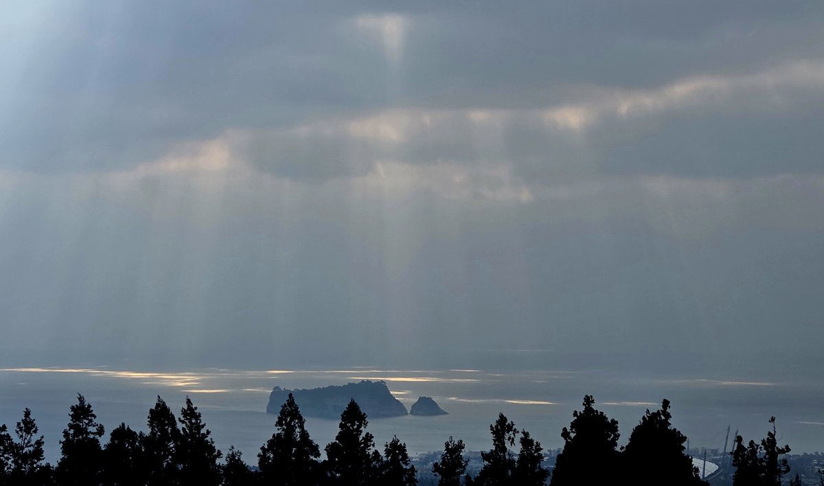 marinaglim's tweet image. 빛내림에 둘러쌓인 강정앞바다 범섬. 높은 곳에서 보니 입체적 풍광이 선명하다.