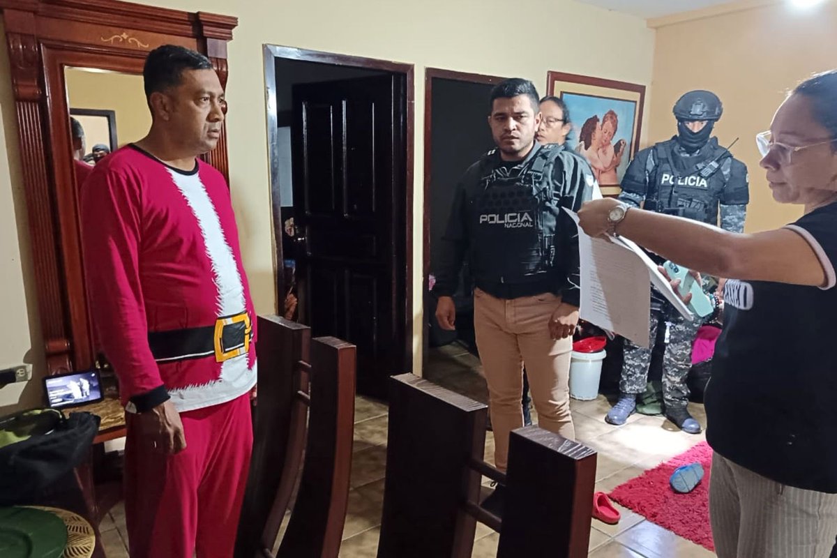 mocavarea's tweet photo. @Granvilas Siempre puede haber algo peor que un chandal. 🤦🏻‍♀️  A un exdirector del Consejo de la Judicatura de Manabí (Ecuador), lo arrestaron vestido con un pijama de Papá Noel👇🏼 #Impagable😂 https://t.co/iTMz8MT3oP