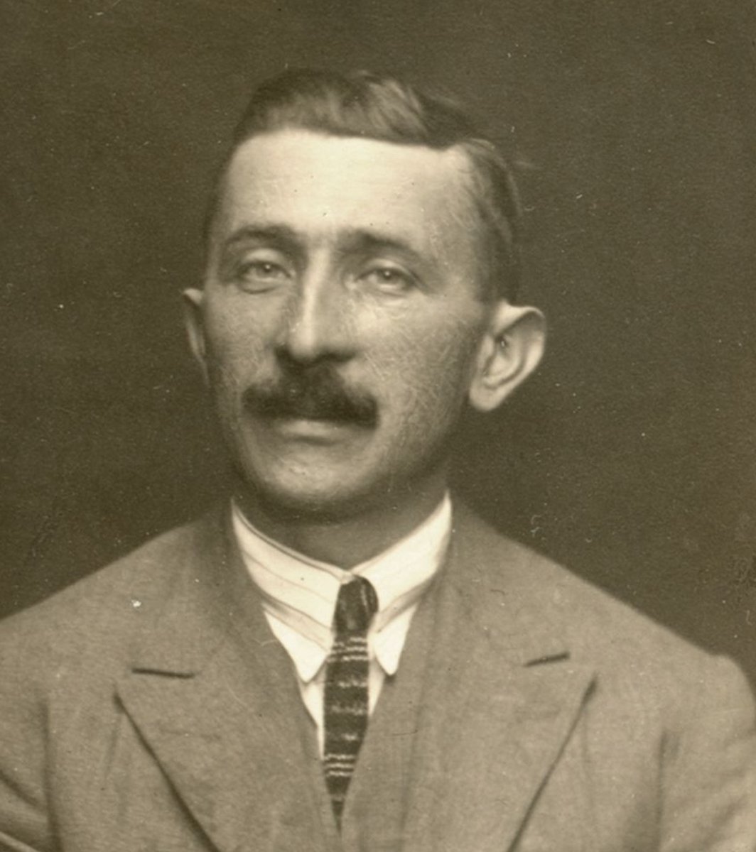 AuschwitzMuseum's tweet image. 4 January 1892 | A Polish Jew, Jakub Rozenblum, was born in Tomaszów Mazowiecki. He emigrated to Belgium.

In April 1944 he was deported from Mechelen / Malines to Auschwitz. He did not survive.
---

▶ Video about the history of Auschwitz: youtu.be/Fxnl5HTygrs