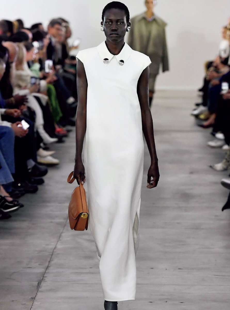 voguejp's tweet image. 「ザ・ロウ」の服を着てればいい、というわけではない。“無造作な品格”はどう身につける？
voguejapan.visitlink.me/hDFm6e