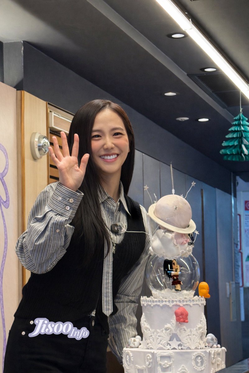 JisooInfo's tweet photo. 🧵HILO la experiencia con JISOO en la fiesta de 103 Company✨
1.
El evento con Jisoo fue un sueño hecho realidad y aquí les cuento TODO el chisme desde la llegada.
2.
La cita para el registro e ingreso era a las 11:00 am. El filtro estaba intenso para verificar a los ganadores reales. ¡Seguridad ante todo! 🫡
Al entrar dieron una enorme bolsa de regalos y, lo más emocionante: ¡la tómbola! Ahí se decidía en qué mesa te tocaba. 🎲
3.
A las 12:00 pm en punto… ¡ENTRÓ ELLA! 😍 Tal cual se ve en los videos, hizo una entrada triunfal. Lo primero que hizo fue saludar a cada rincón del lugar para asegurarse de que nadie se quedara sin su saludo. Es un ángel. 👼✨