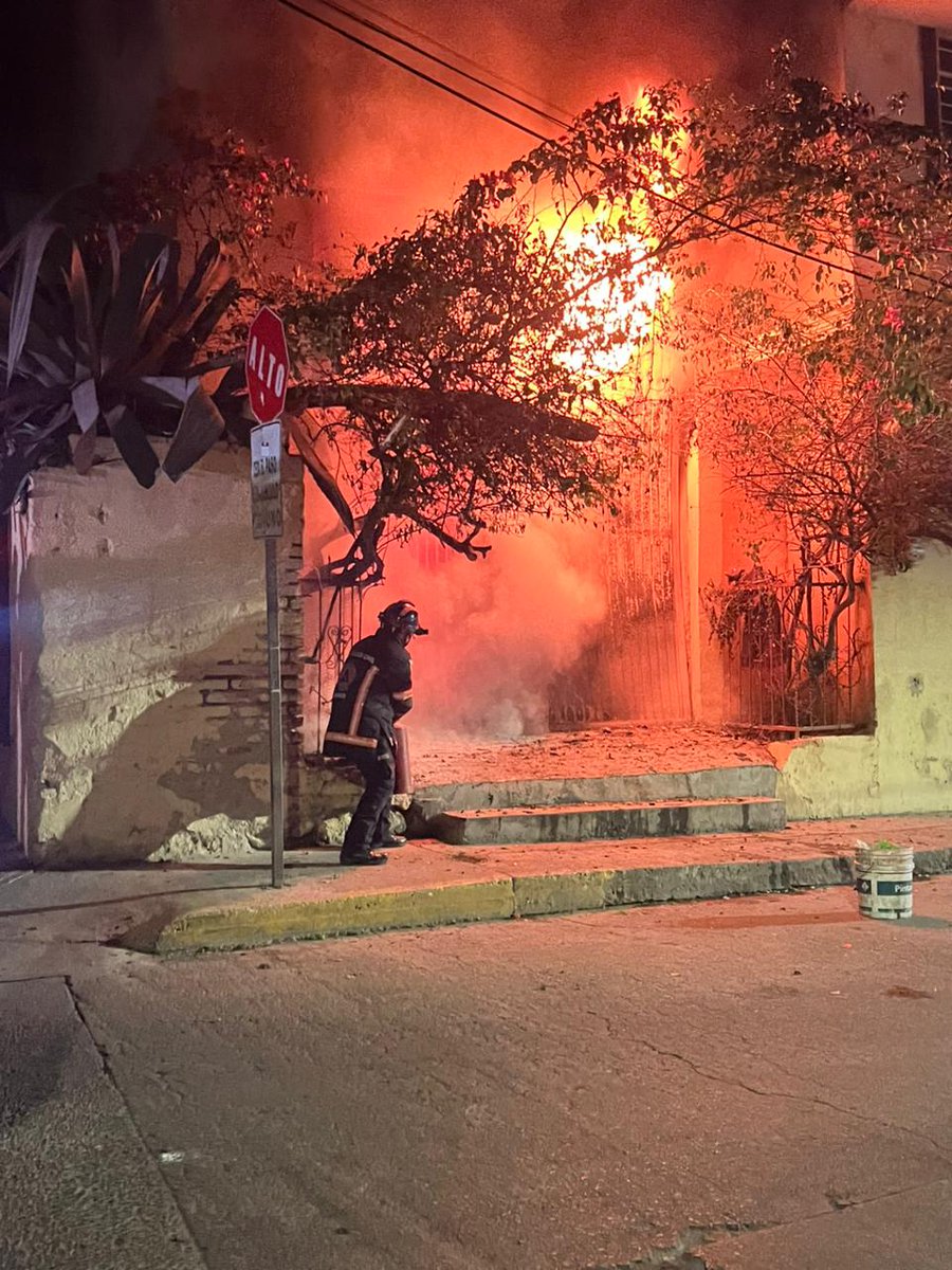 IrapuatoPCyBom's tweet photo. #PCInforma 🚨 | Bomberos de Irapuato atienden incendio de casa habitación en calle Ajusco y Quintana Roo, colonia Barrio de San José.

No se registran personas lesionadas.

👨‍🚒🚒 Permite el trabajo de las unidades de emergencia. https://t.co/6h5o7mEdzv