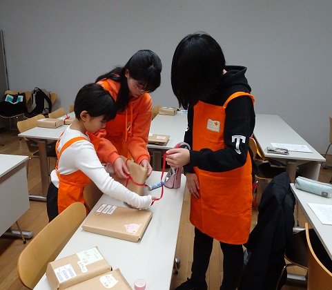 あけましておめでとうございます。
福井県ジュニア司書が作ってくれた福袋の貸出がはじまりました。
「心が温かくなる本」、「ハラハラドキドキ探偵のお話」など限定15セット！なくなり次第終了です。