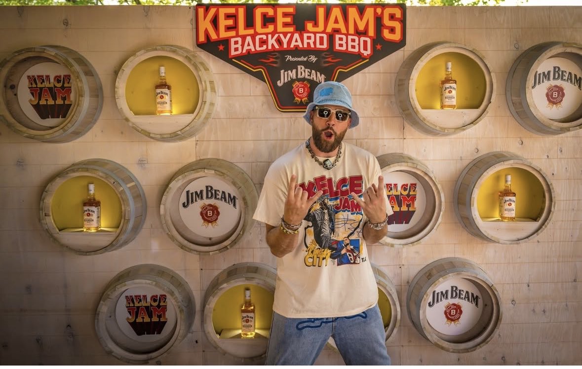 Sara73121982's tweet photo. 🗣️Well this concludes 1/3! Two more days. If Kelce doesn’t get this award I’m
gonna scream . Been working overtime here ! 

#WPMOYChallenge  Travis Kelce https://t.co/7ohCAKjFx2
