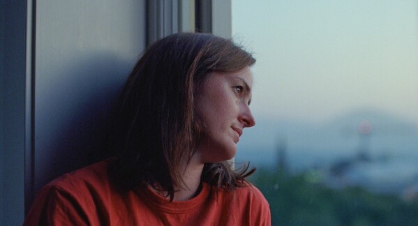 Alejandro__BP's tweet image. Sentimental Value me dejó pensando en todo lo que heredamos sin darnos cuenta: silencios, culpas, afectos mal dichos.

No es una película fácil, pero sí profundamente honesta sobre la pérdida, la familia y lo difícil que es volver a encontrarse.