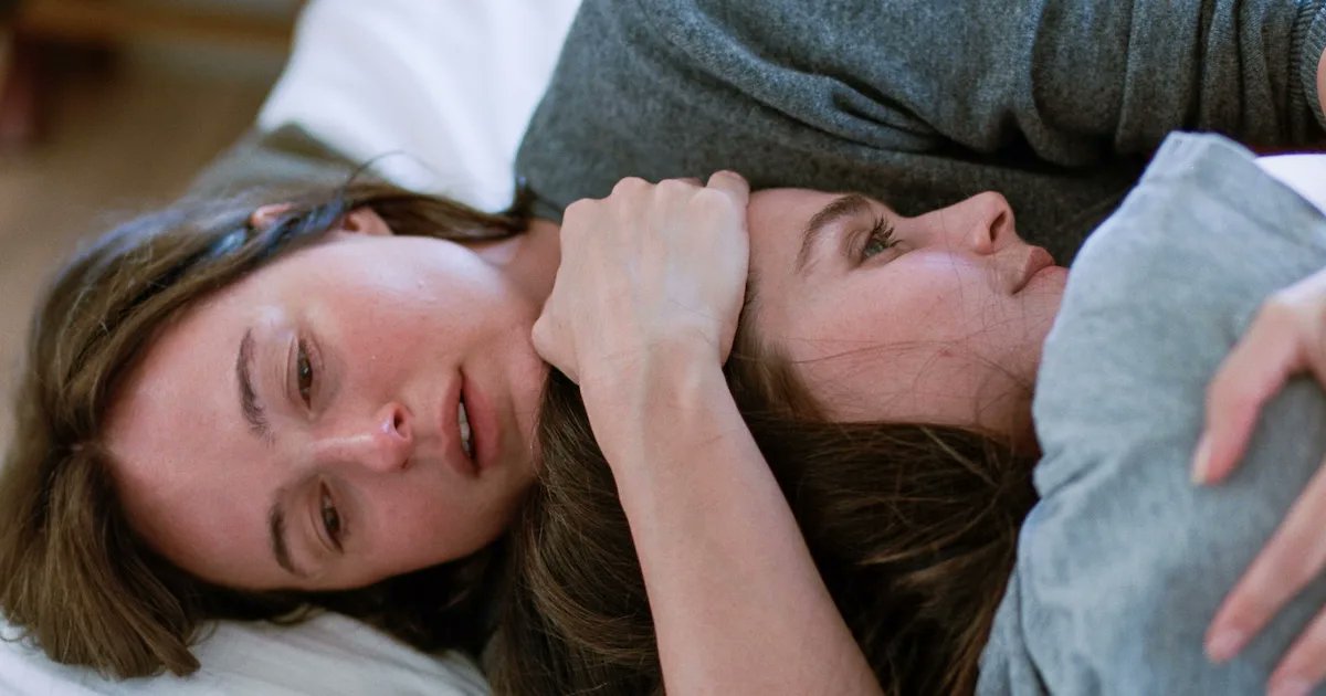 Alejandro__BP's tweet image. Sentimental Value me dejó pensando en todo lo que heredamos sin darnos cuenta: silencios, culpas, afectos mal dichos.

No es una película fácil, pero sí profundamente honesta sobre la pérdida, la familia y lo difícil que es volver a encontrarse.