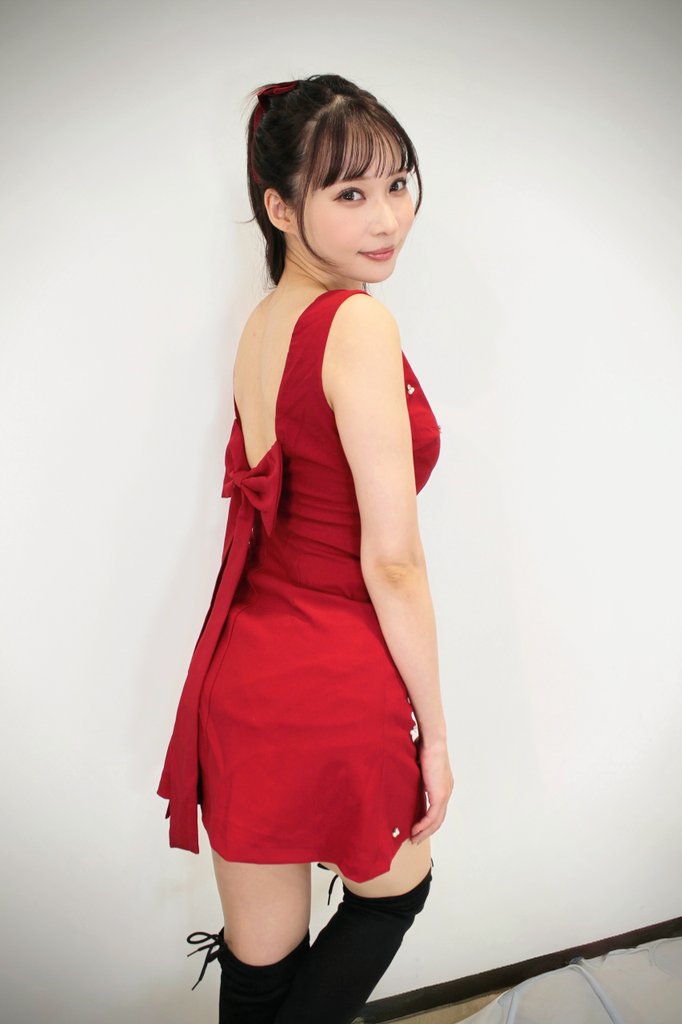 2025年12月28日 （日)　東京チェキ会
代々木　2部　Part3

背中の大きなリボン🎀が特徴的✨
立体的なビーズがいい感じにバランスよくて
深い赤で合わせた髪のリボン🎀も素敵です😊

#大野真依( <a href="/maixx102419/">大野真依 (きみとバンド)</a> )
#きみとバンド
#日本一美人ドラマー
#チェキ会