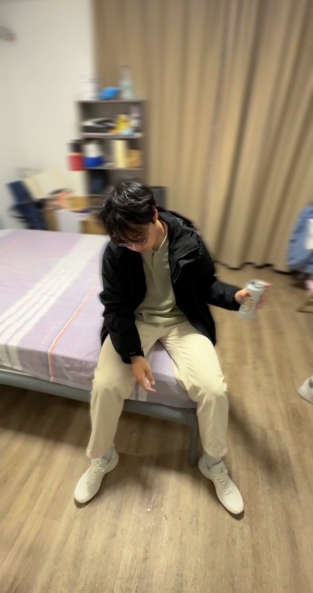 Lockempiration's tweet image. 好好睡，别天天惦记你那前任了