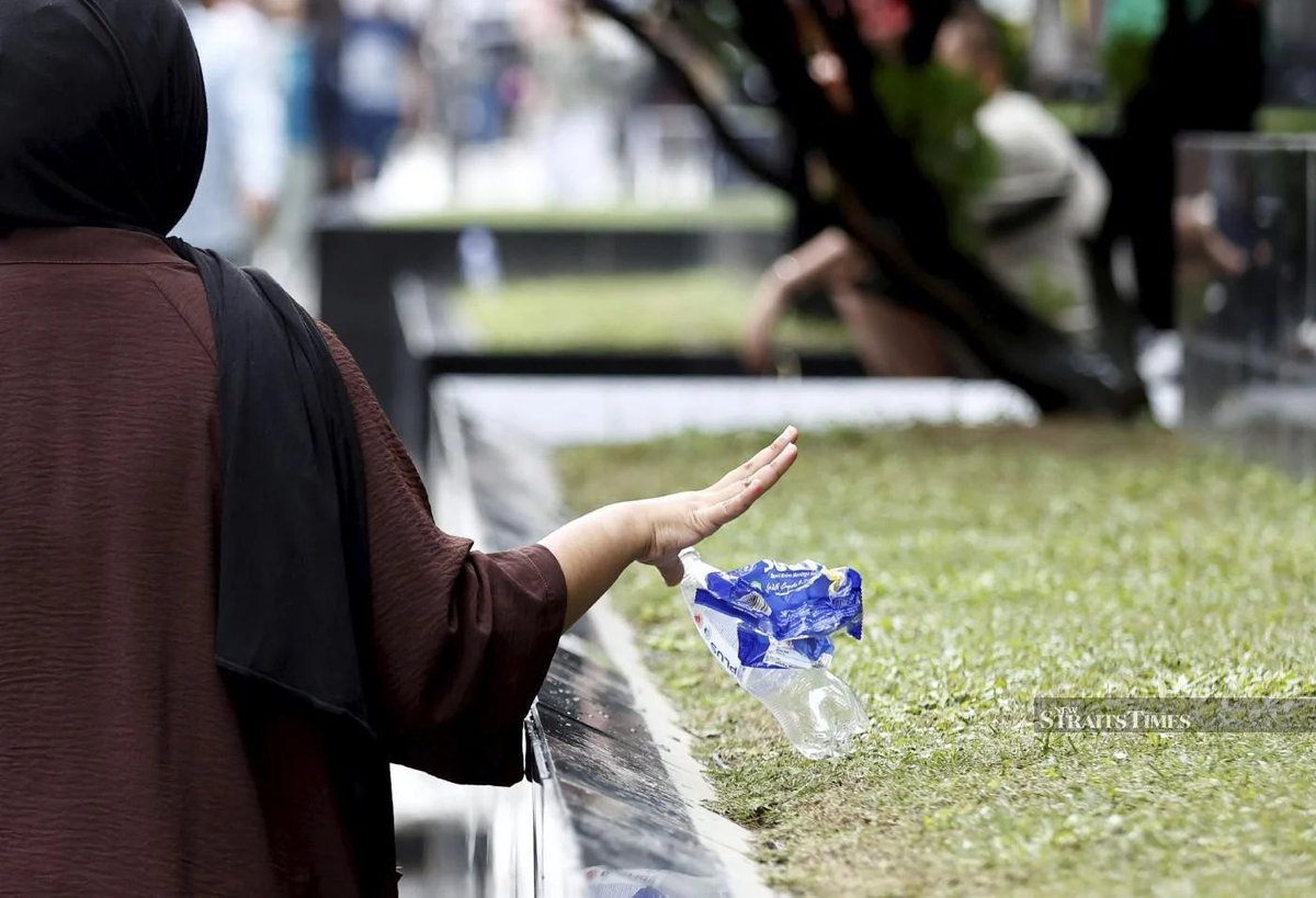 NST_Online's tweet photo. Malaysia’s new littering law: Things you need to know

Malaysia is getting serious about waste. As of Jan 1, tougher anti-littering laws are officially in effect. 

From RM2,000 fines to mandatory cleaning duties, here is everything you need to know about the new enforcement.

1/🧵