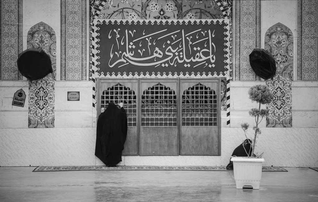 إلهي بِـ زينب وصبرِها ، إلهي بِـ زينب
 وقُوتها إلهي بِـ زينب وعِفتها.