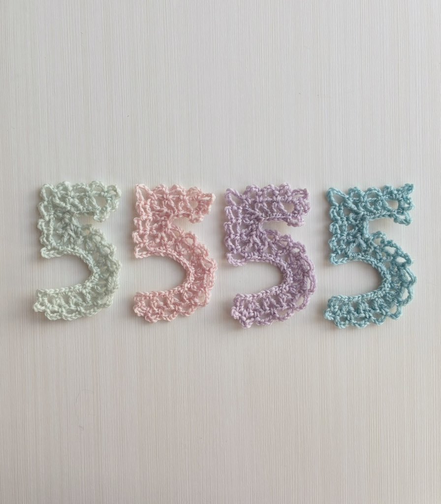 Math_crochet's tweet photo. あけましておめでとうございます🎍
今年も数学編めるかな
昨日本アカの方でフォロワー5555となったので『５』を4つ編んでみました😊
あ！コレ数学編物の方にも貼れるヤツだ〜
と思った次第でございます
本年もよろしくお願いします🙇‍♀️ https://t.co/8LwmZRh0bu