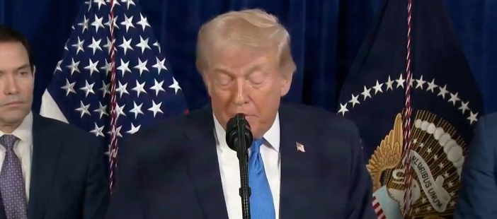 #Internacional 
El presidente EE.UU. Donald Trump, sobre el presente político de Venezuela:
-Durante algún tiempo las personas que están detrás de mí serán quienes tomen las riendas del país; con referencia principal a él y a su Secretario Marco Rubio.
-La Vicepresidenta de